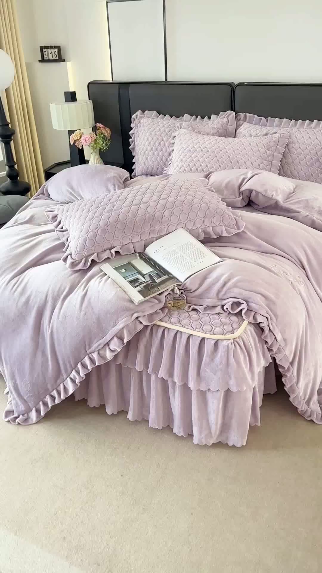 91家纺网 家纺一手货源 找家纺 董韵家纺 2025新款牛奶绒刺绣夹棉床裙四件套系列（控价） 绒语-云紫