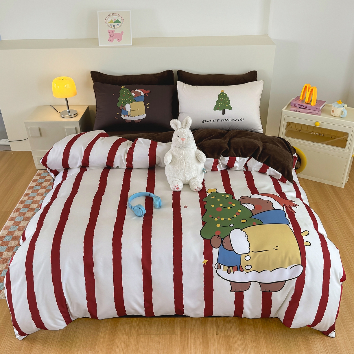 91家纺网 家纺一手货源 找家纺 十一家居 2025新款A类原创设计数码大版卡通印花四件套-绒宠系列 圣诞小熊