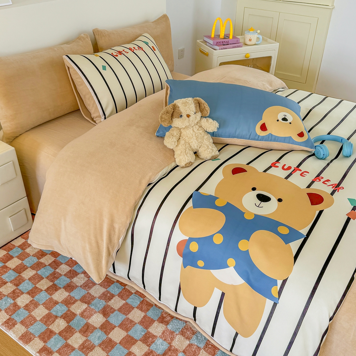 91家纺网 家纺一手货源 找家纺 十一家居 2025新款A类原创设计数码大版卡通印花四件套-绒宠系列 安睡小熊