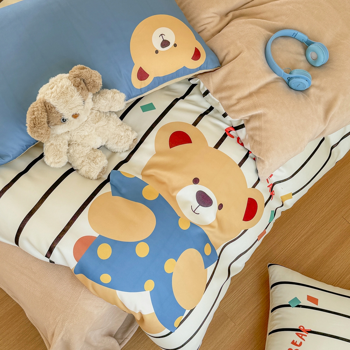 91家纺网 家纺一手货源 找家纺 十一家居 2025新款A类原创设计数码大版卡通印花四件套-绒宠系列 安睡小熊