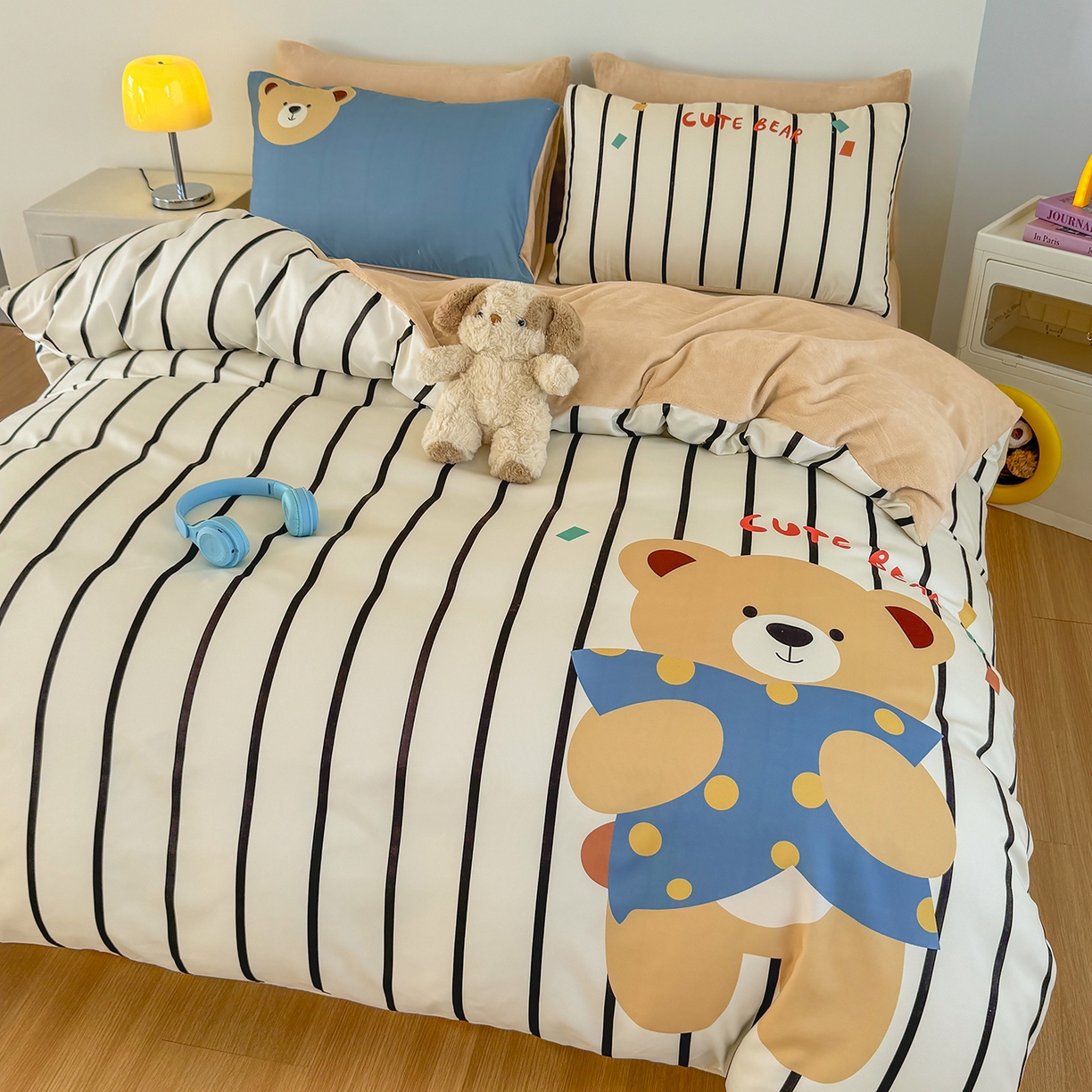 91家纺网 家纺一手货源 找家纺 十一家居 2025新款A类原创设计数码大版卡通印花四件套-绒宠系列 安睡小熊