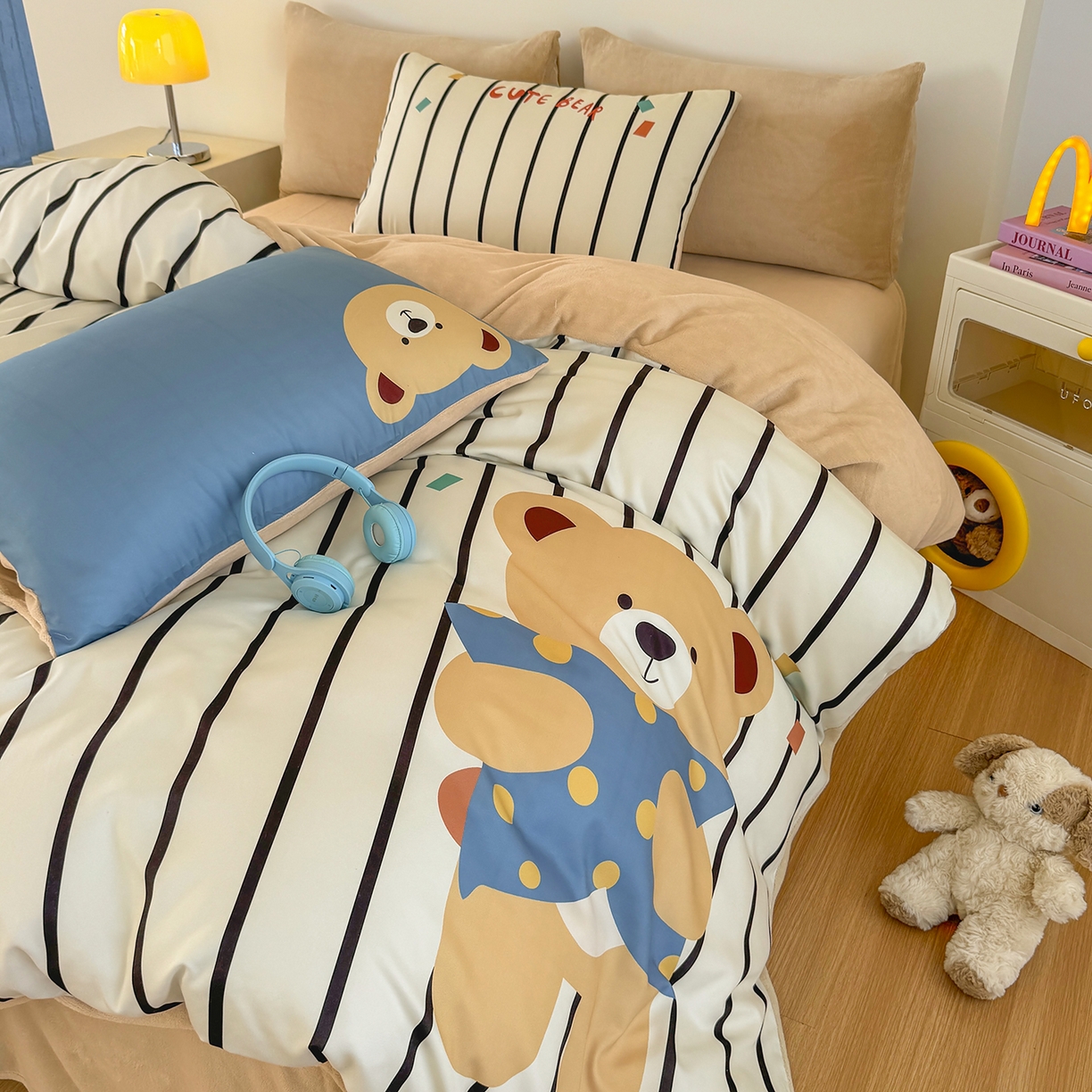 91家纺网 家纺一手货源 找家纺 十一家居 2025新款A类原创设计数码大版卡通印花四件套-绒宠系列 安睡小熊