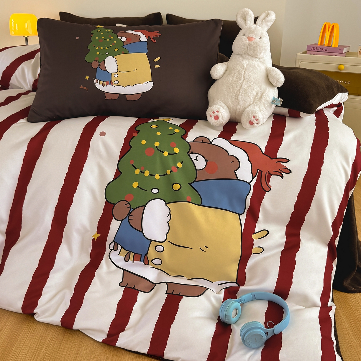 91家纺网 家纺一手货源 找家纺 十一家居 2025新款A类原创设计数码大版卡通印花四件套-绒宠系列 圣诞小熊