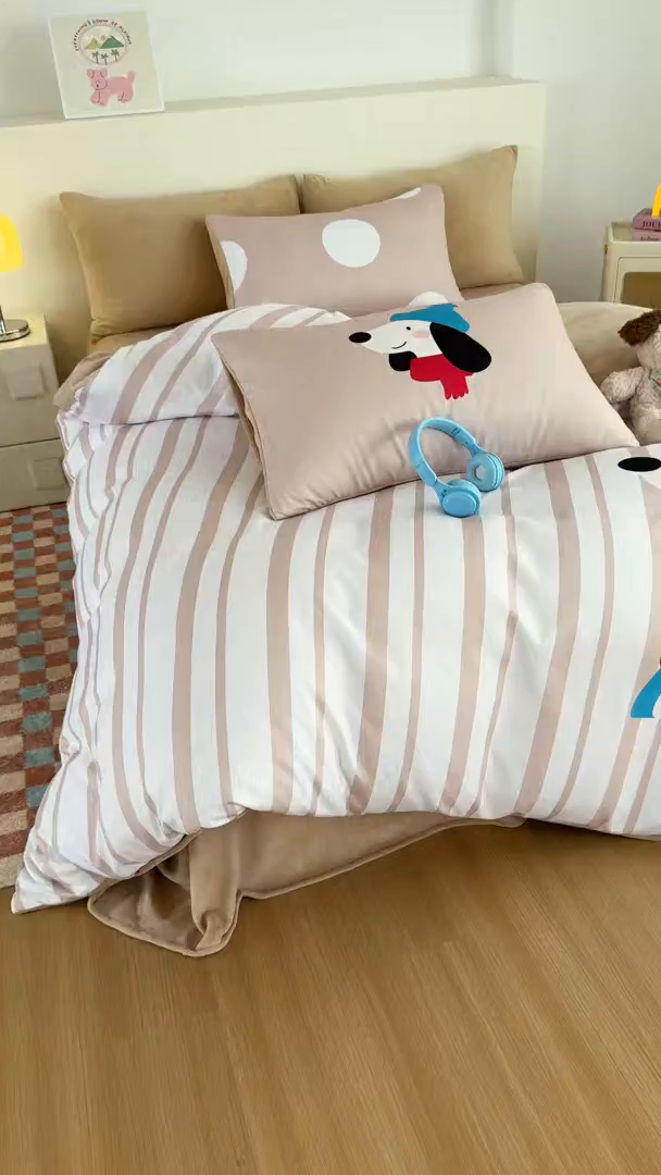 91家纺网 家纺一手货源 找家纺 十一家居 2025新款A类原创设计数码大版卡通印花四件套-绒宠系列 暖冬狗狗