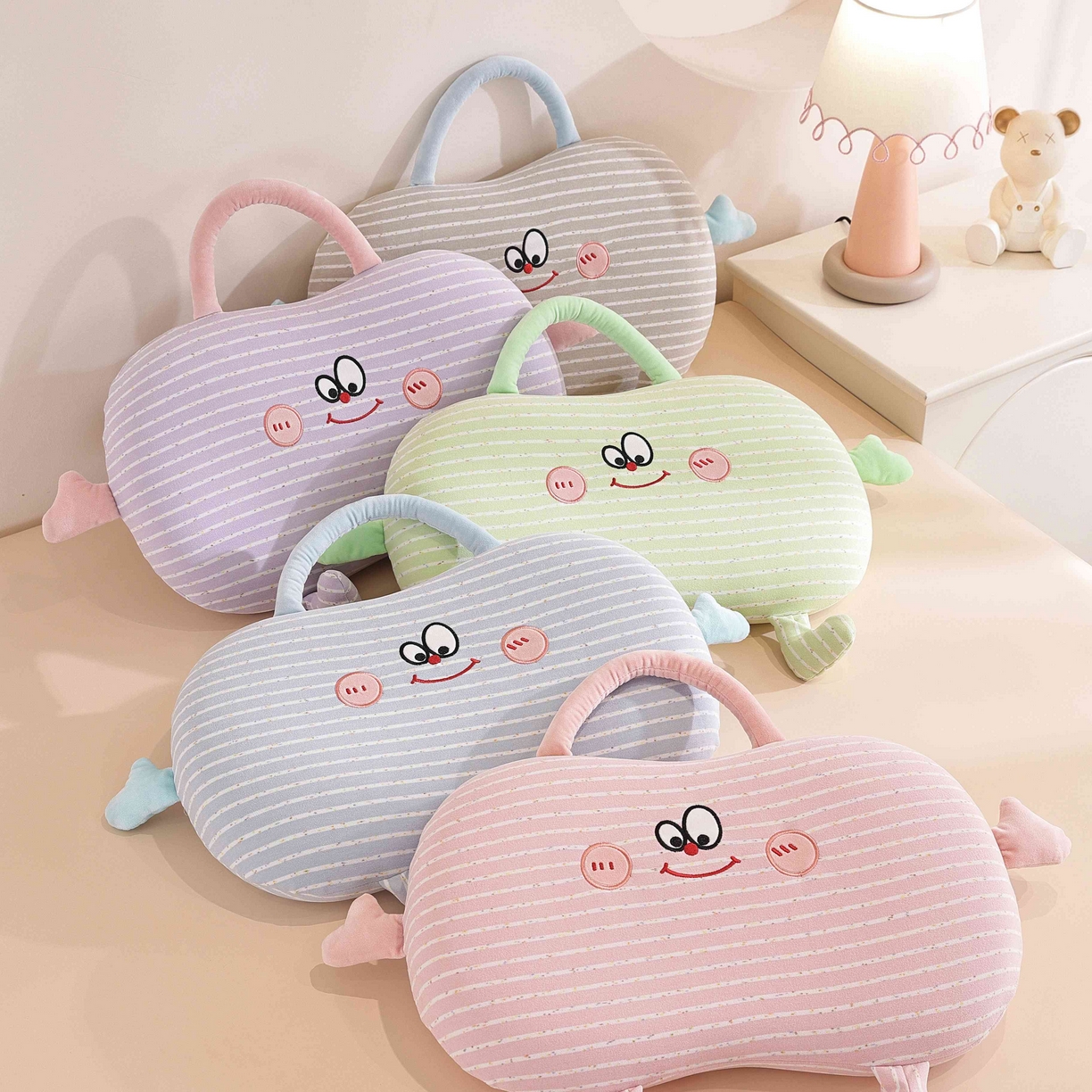 91家纺网 家纺一手货源 找家纺 （总）仁宇枕业 2025新款亲肤暖绒彩虹纹搞怪手提猫肚记忆枕头枕芯,彩虹纹搞怪手提猫肚枕-粉色,彩虹纹搞怪手提猫肚枕灰色,彩虹纹搞怪手提猫肚枕-蓝色,彩虹纹搞怪手提猫肚枕-绿色,彩虹纹搞怪手提猫肚枕-紫色,组合图仅供展示不可下单