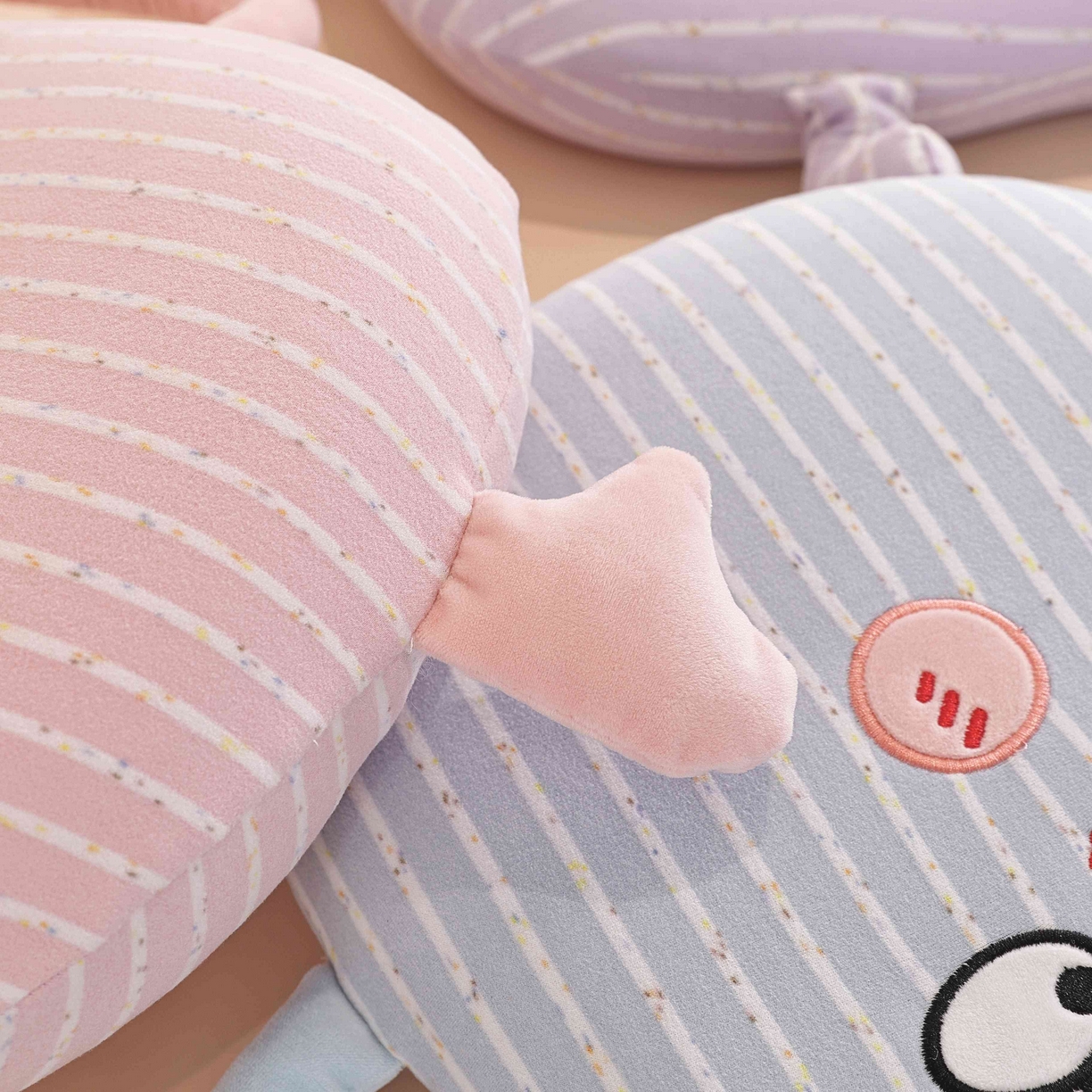 91家纺网 家纺一手货源 找家纺 （总）仁宇枕业 2025新款亲肤暖绒彩虹纹搞怪手提猫肚记忆枕头枕芯