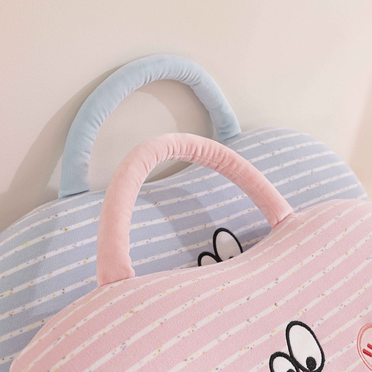 91家纺网 家纺一手货源 找家纺 （总）仁宇枕业 2025新款亲肤暖绒彩虹纹搞怪手提猫肚记忆枕头枕芯