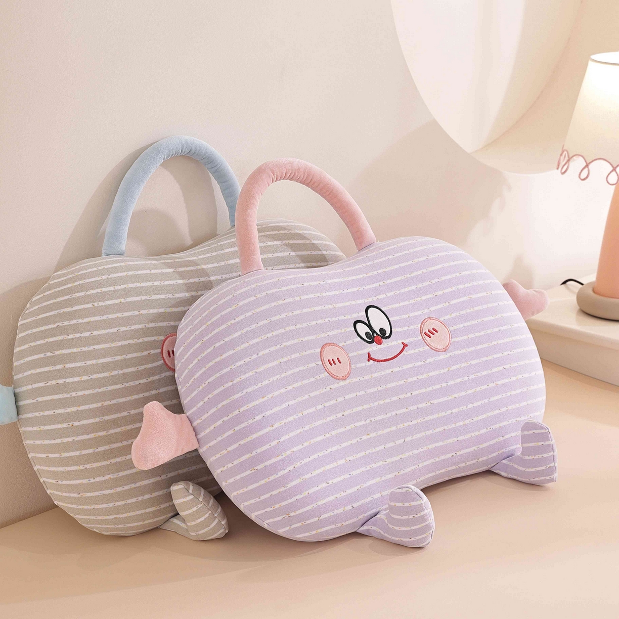 91家纺网 家纺一手货源 找家纺 （总）仁宇枕业 2025新款亲肤暖绒彩虹纹搞怪手提猫肚记忆枕头枕芯