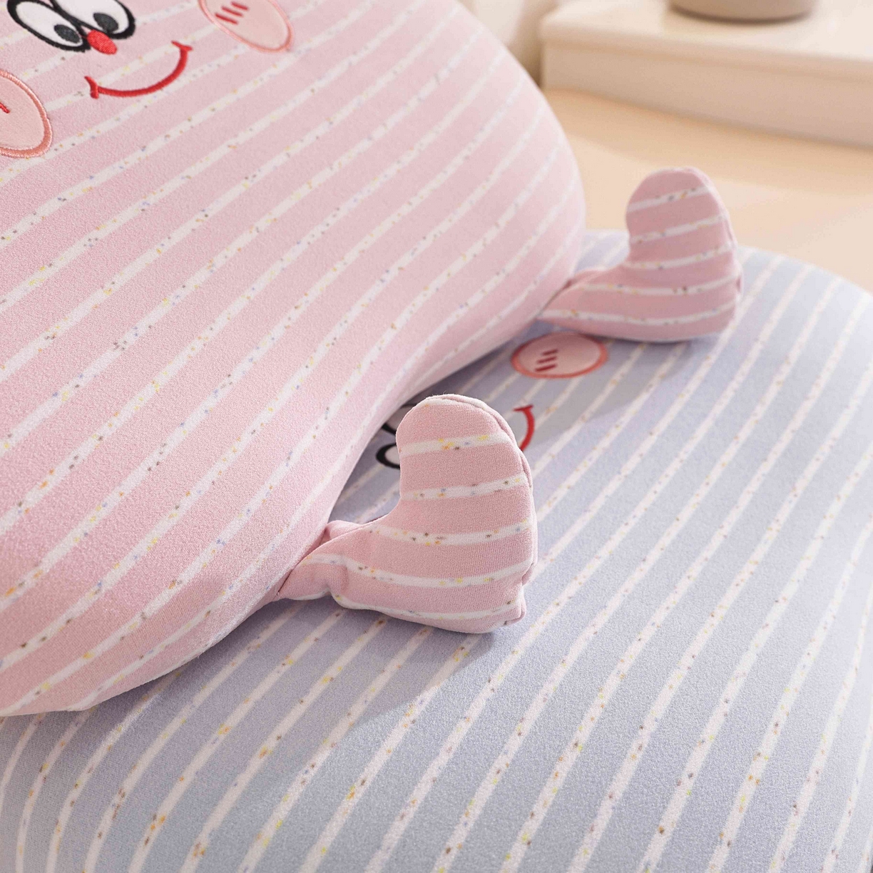 91家纺网 家纺一手货源 找家纺 （总）仁宇枕业 2025新款亲肤暖绒彩虹纹搞怪手提猫肚记忆枕头枕芯