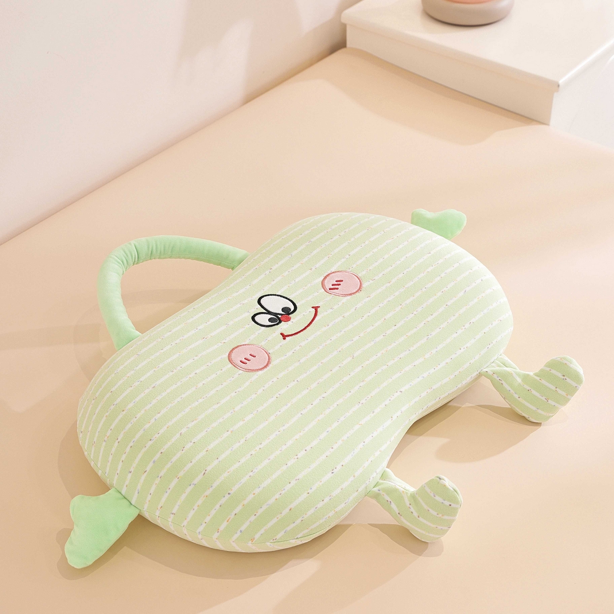 91家纺网 家纺一手货源 找家纺 （总）仁宇枕业 2025新款亲肤暖绒彩虹纹搞怪手提猫肚记忆枕头枕芯