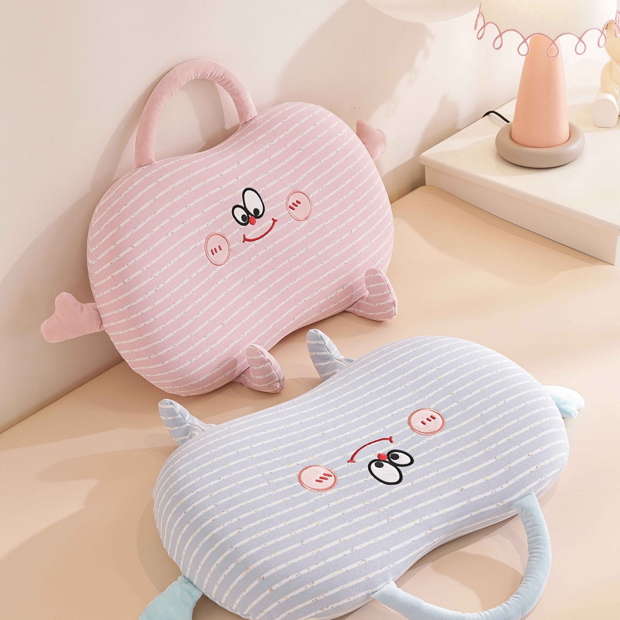 91家纺网 家纺一手货源 找家纺 （总）仁宇枕业 2025新款亲肤暖绒彩虹纹搞怪手提猫肚记忆枕头枕芯