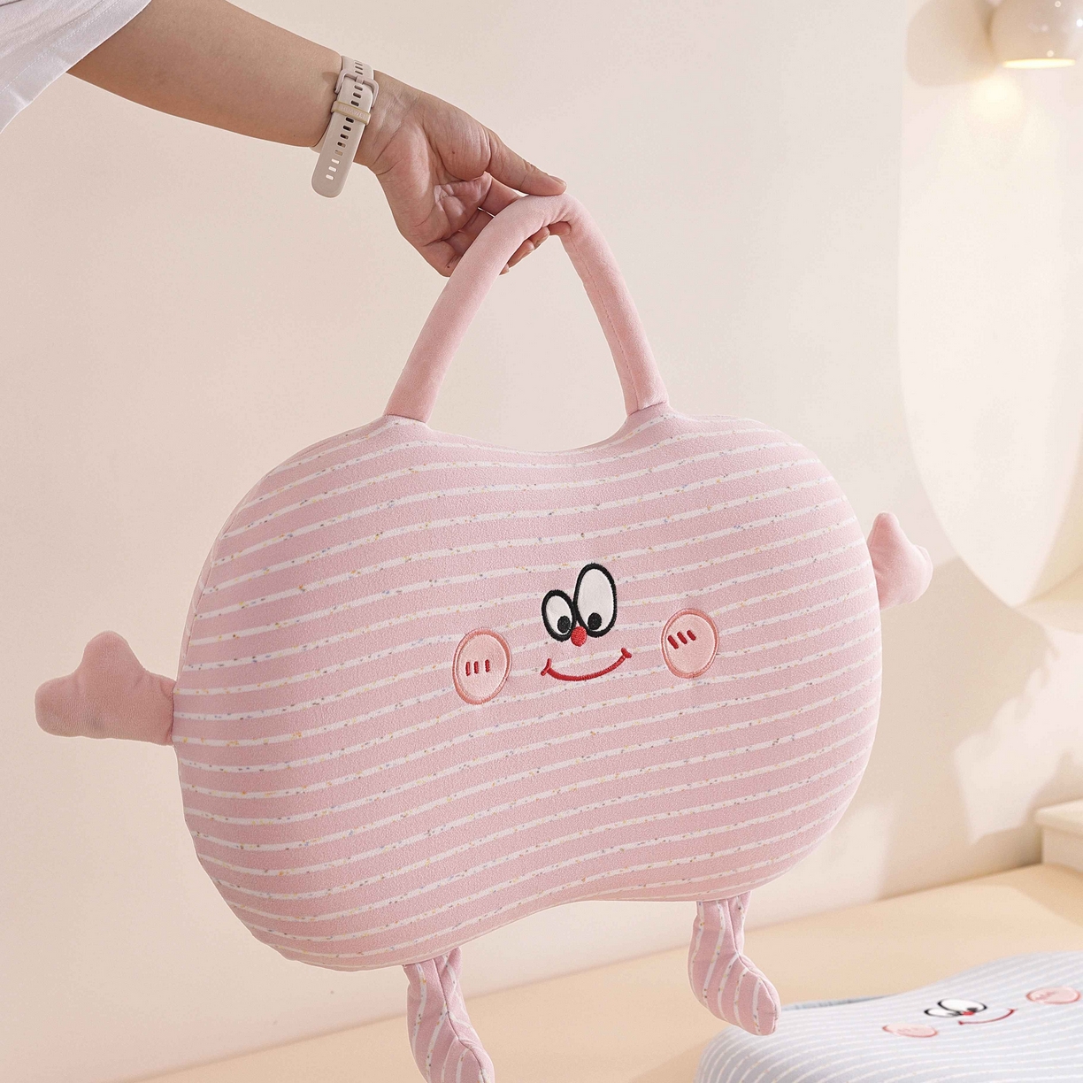 91家纺网 家纺一手货源 找家纺 （总）仁宇枕业 2025新款亲肤暖绒彩虹纹搞怪手提猫肚记忆枕头枕芯