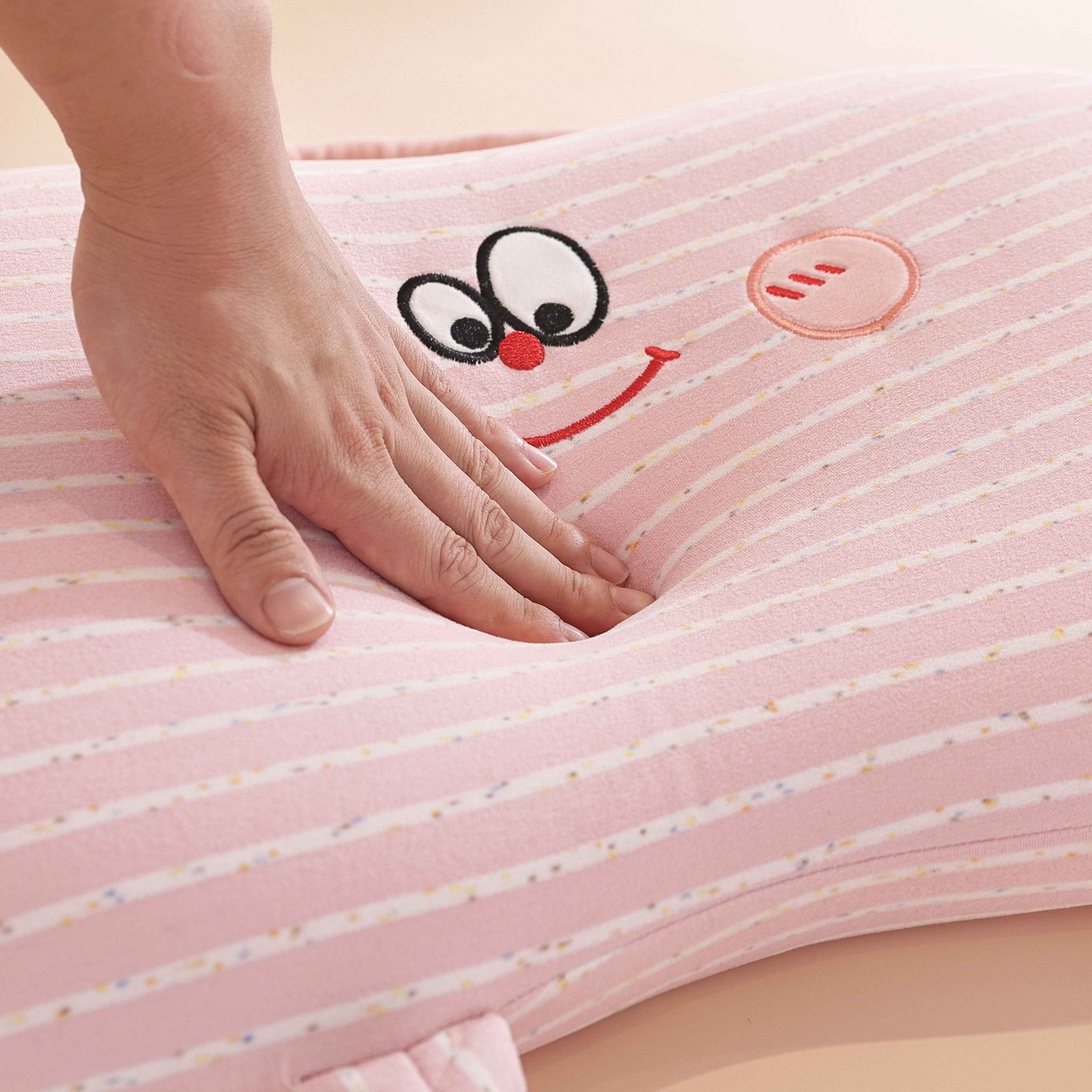 91家纺网 家纺一手货源 找家纺 （总）仁宇枕业 2025新款亲肤暖绒彩虹纹搞怪手提猫肚记忆枕头枕芯