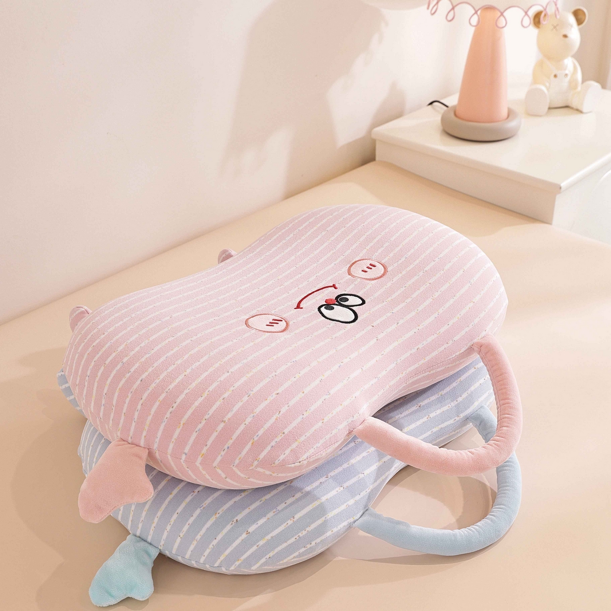 91家纺网 家纺一手货源 找家纺 （总）仁宇枕业 2025新款亲肤暖绒彩虹纹搞怪手提猫肚记忆枕头枕芯