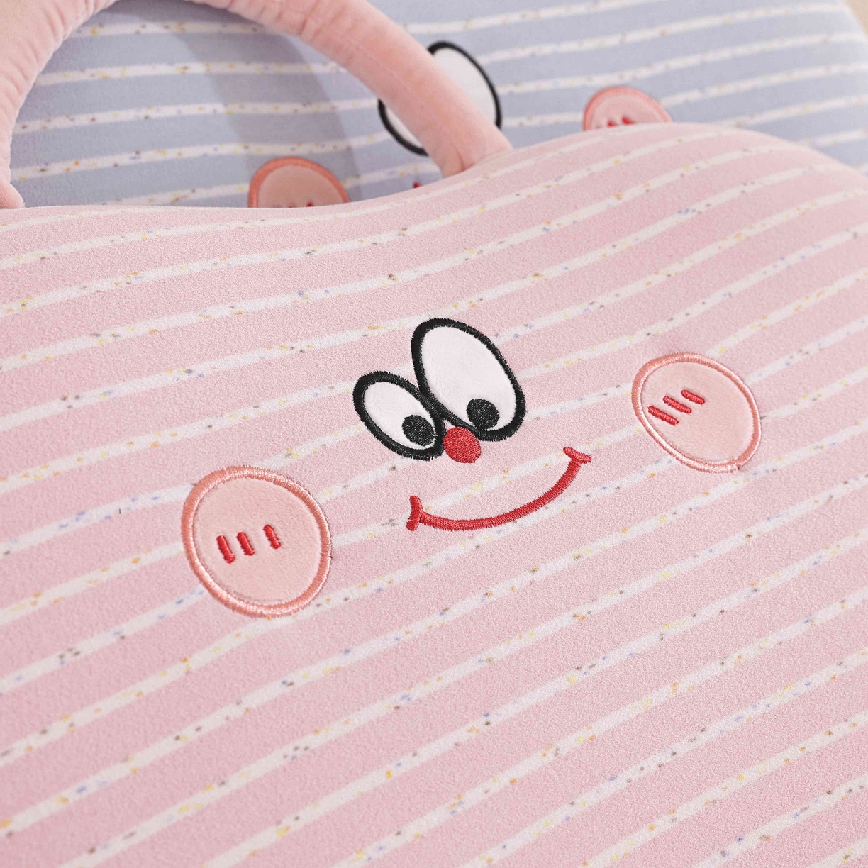 91家纺网 家纺一手货源 找家纺 （总）仁宇枕业 2025新款亲肤暖绒彩虹纹搞怪手提猫肚记忆枕头枕芯