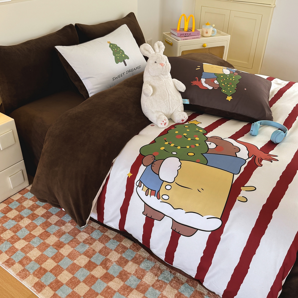 91家纺网 家纺一手货源 找家纺 十一家居 2025新款A类原创设计数码大版卡通印花四件套-绒宠系列 圣诞小熊