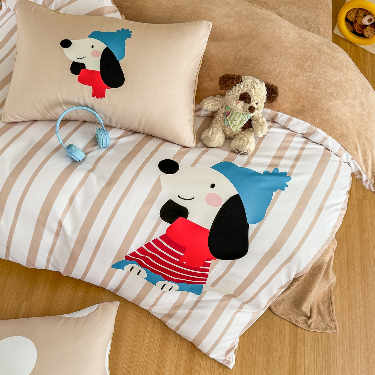 91家纺网 家纺一手货源 找家纺 十一家居 2025新款A类原创设计数码大版卡通印花四件套-绒宠系列 暖冬狗狗