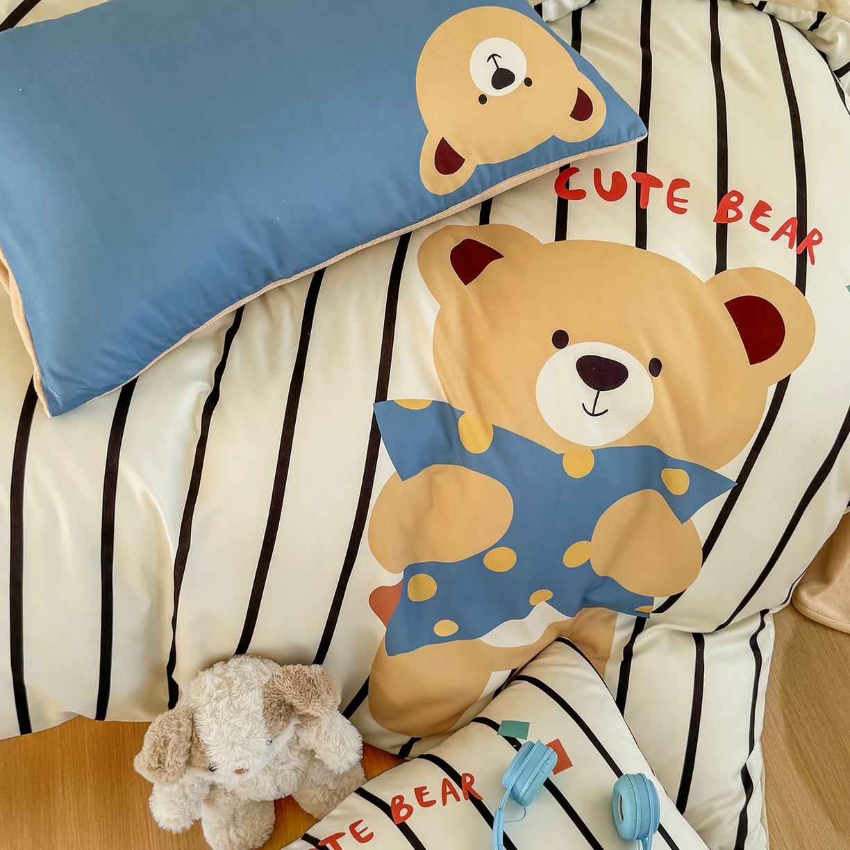 91家纺网 家纺一手货源 找家纺 十一家居 2025新款A类原创设计数码大版卡通印花四件套-绒宠系列 安睡小熊