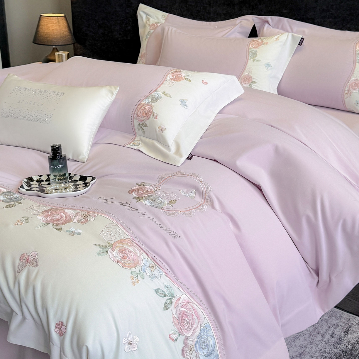 91家纺网 家纺一手货源 找家纺 乔利卡沃 2025新款直播爆款A类加厚保暖全棉纯棉磨毛四件套纯棉重工刺绣被套冬季床上用品 绮影-香芋紫