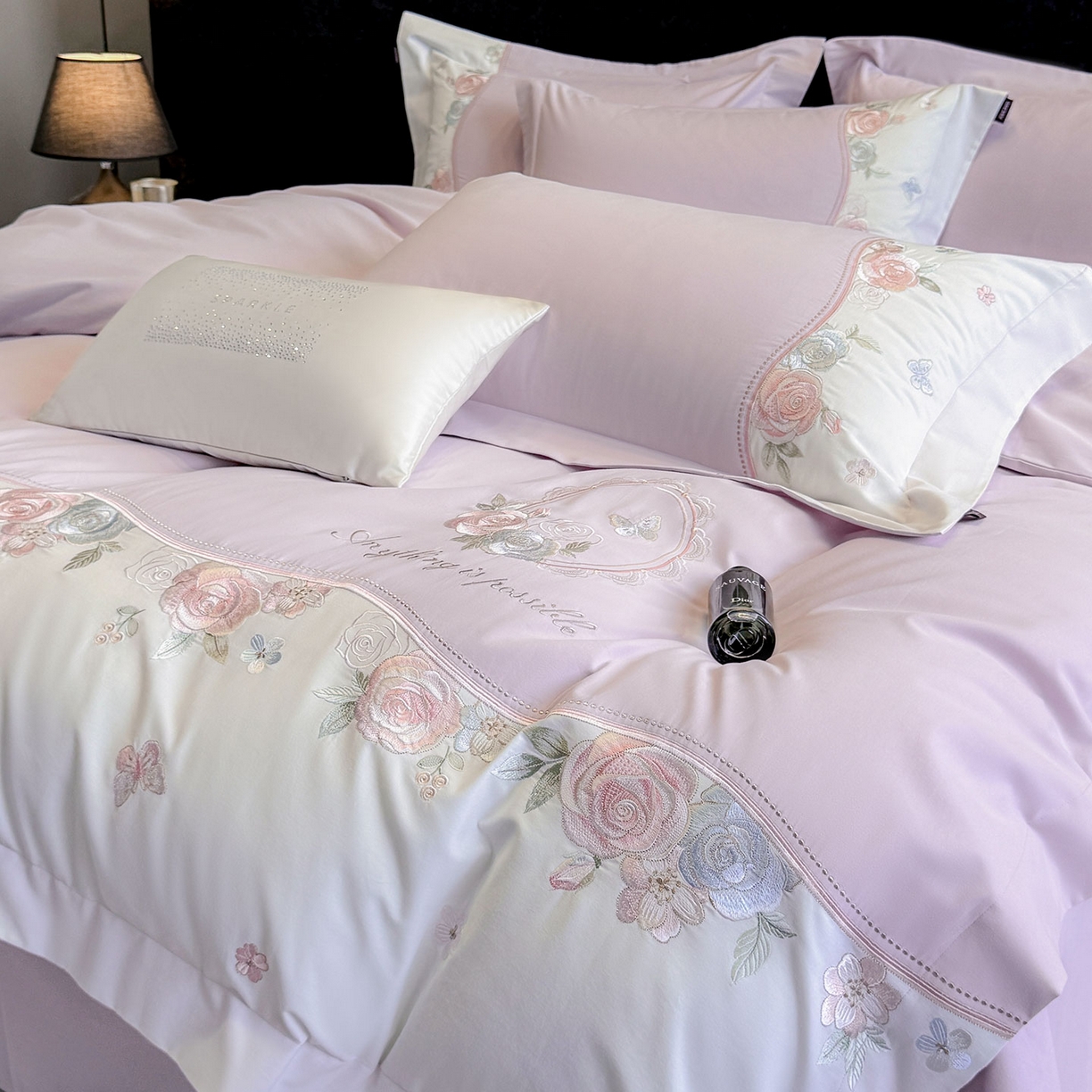 91家纺网 家纺一手货源 找家纺 乔利卡沃 2025新款直播爆款A类加厚保暖全棉纯棉磨毛四件套纯棉重工刺绣被套冬季床上用品 绮影-香芋紫