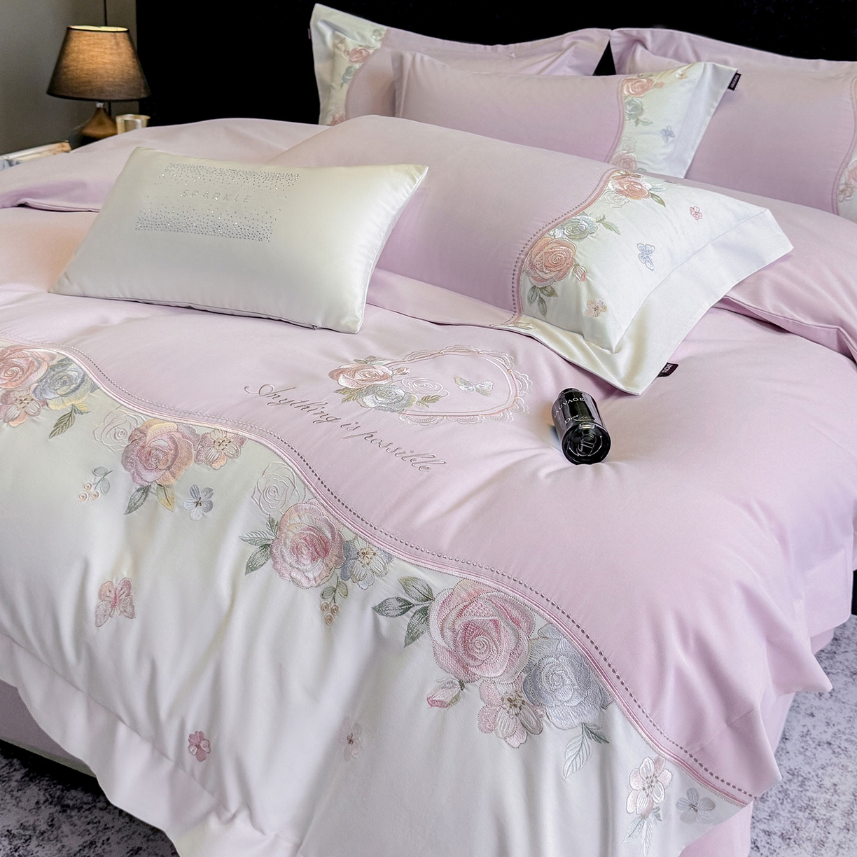 91家纺网 家纺一手货源 找家纺 乔利卡沃 2025新款直播爆款A类加厚保暖全棉纯棉磨毛四件套纯棉重工刺绣被套冬季床上用品 绮影-香芋紫