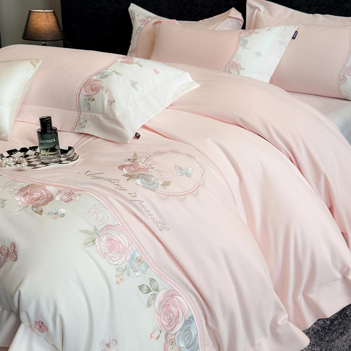 91家纺网 家纺一手货源 找家纺 乔利卡沃 2025新款直播爆款A类加厚保暖全棉纯棉磨毛四件套纯棉重工刺绣被套冬季床上用品 绮影-初恋粉