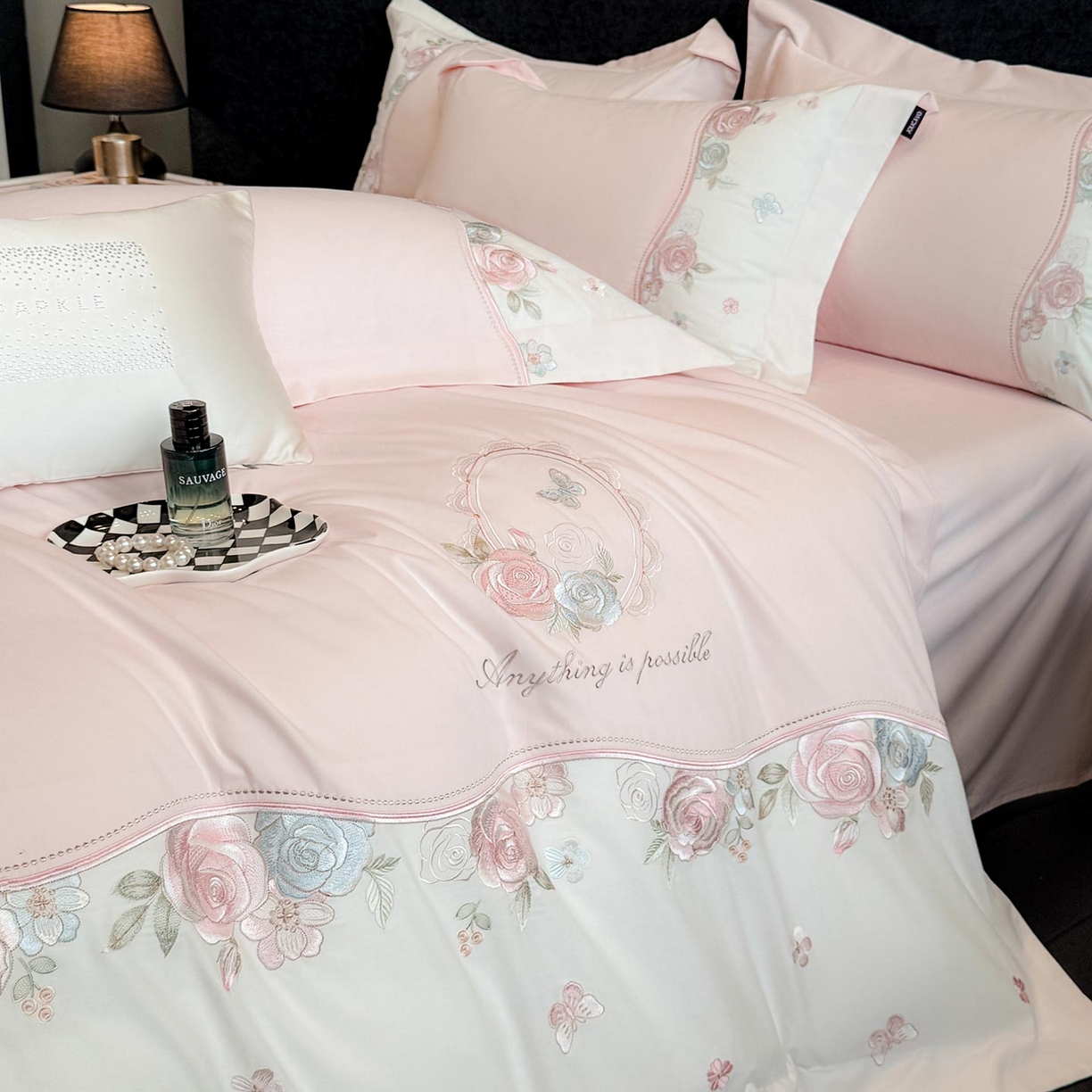 91家纺网 家纺一手货源 找家纺 乔利卡沃 2025新款直播爆款A类加厚保暖全棉纯棉磨毛四件套纯棉重工刺绣被套冬季床上用品 绮影-初恋粉