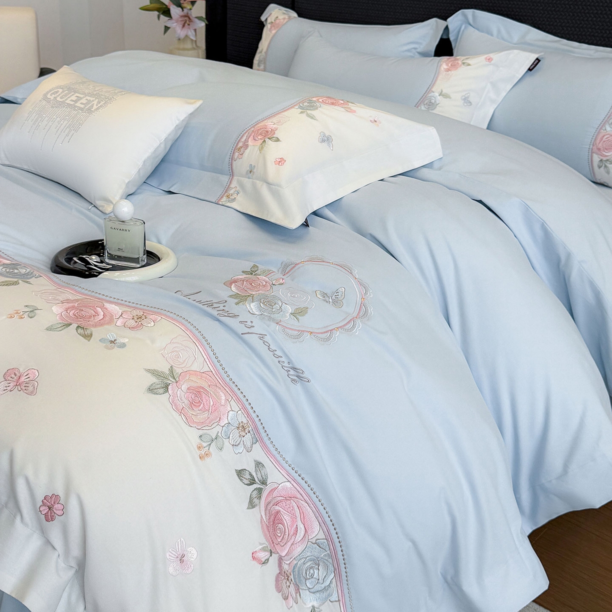 91家纺网 家纺一手货源 找家纺 乔利卡沃 2025新款直播爆款A类加厚保暖全棉纯棉磨毛四件套纯棉重工刺绣被套冬季床上用品 绮影-天空蓝