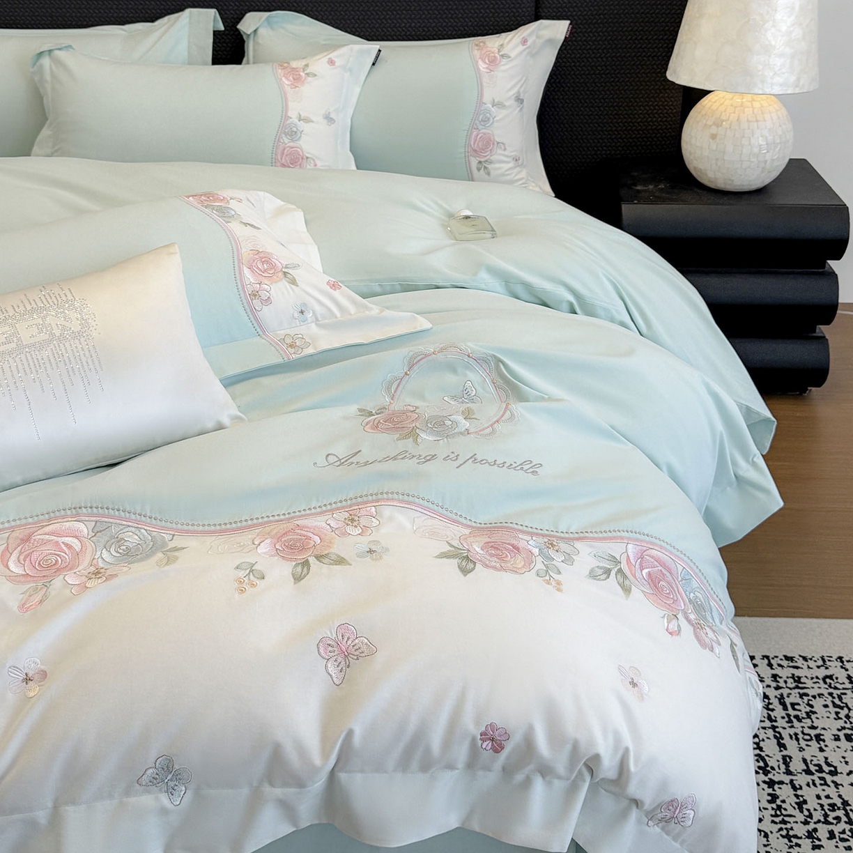 91家纺网 家纺一手货源 找家纺 乔利卡沃 2025新款直播爆款A类加厚保暖全棉纯棉磨毛四件套纯棉重工刺绣被套冬季床上用品 绮影-冰清绿