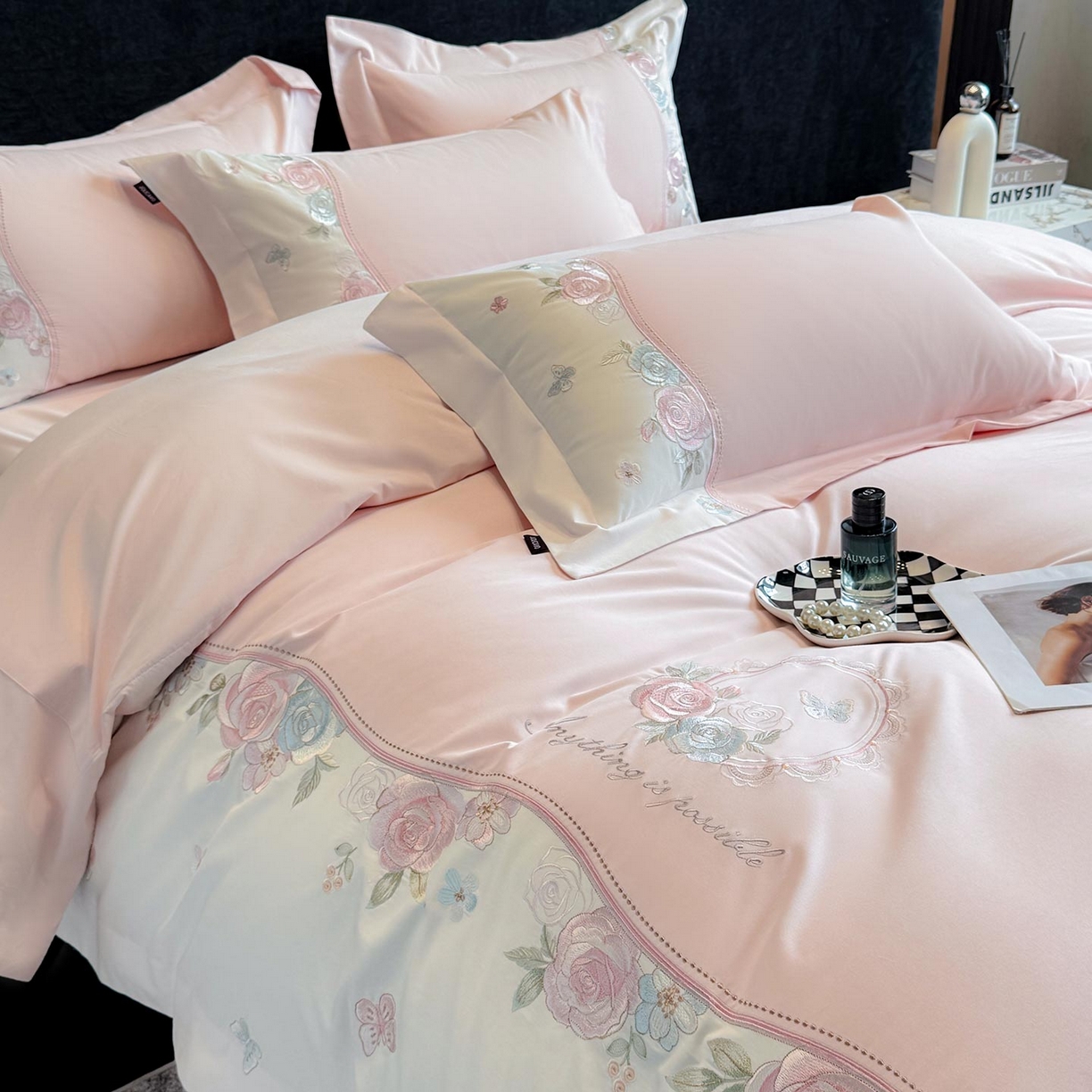 91家纺网 家纺一手货源 找家纺 乔利卡沃 2025新款直播爆款A类加厚保暖全棉纯棉磨毛四件套纯棉重工刺绣被套冬季床上用品 绮影-初恋粉