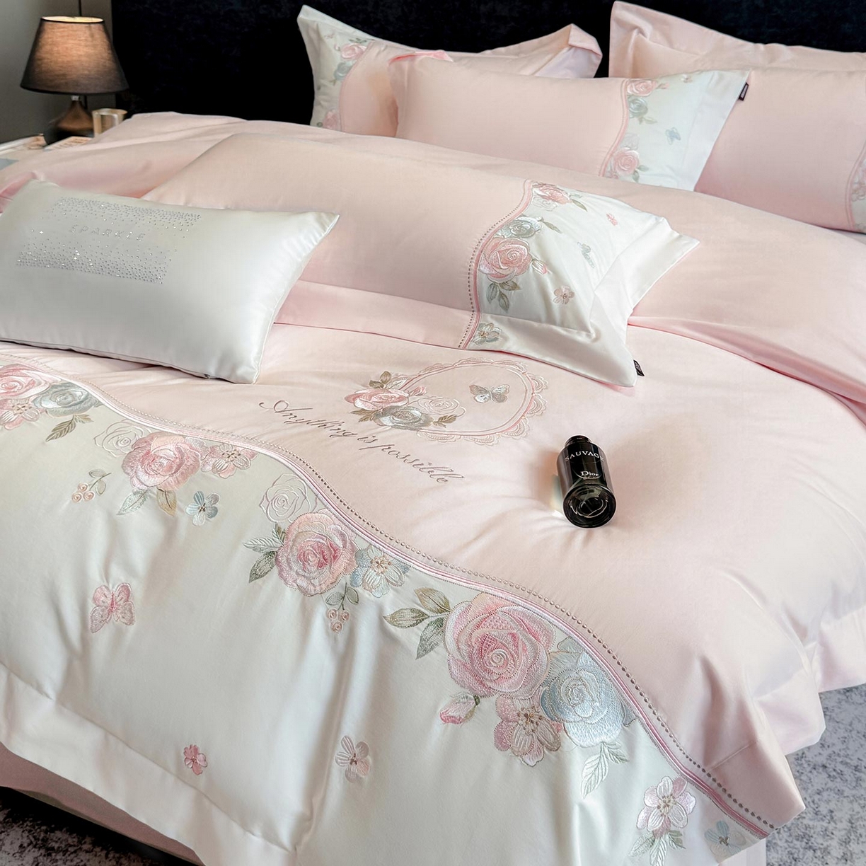 91家纺网 家纺一手货源 找家纺 乔利卡沃 2025新款直播爆款A类加厚保暖全棉纯棉磨毛四件套纯棉重工刺绣被套冬季床上用品 绮影-初恋粉