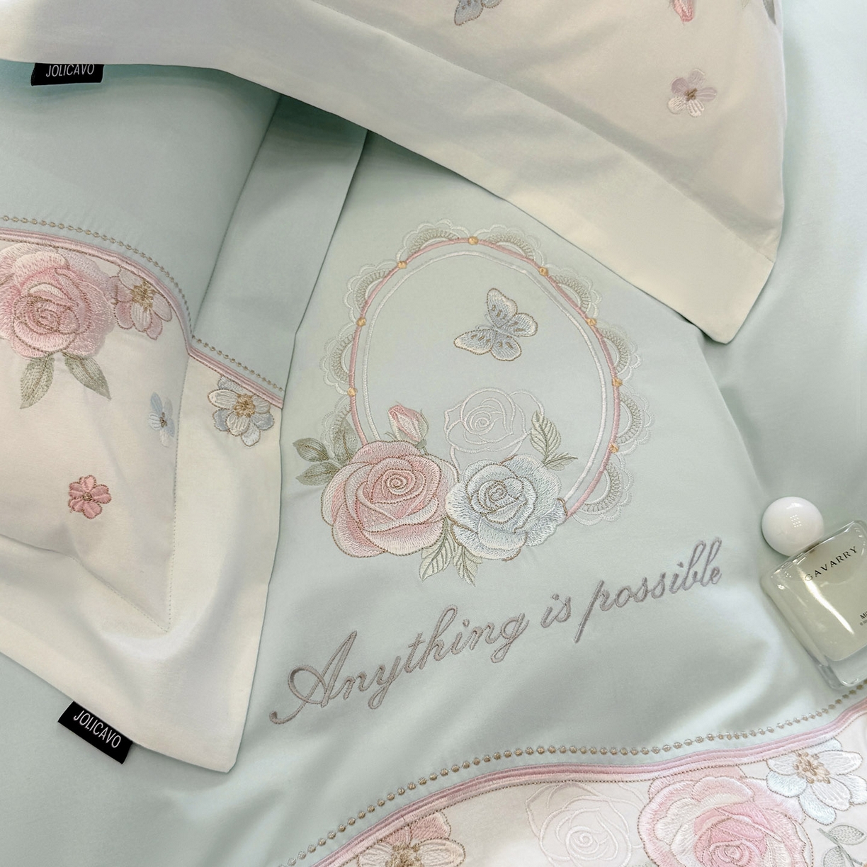 91家纺网 家纺一手货源 找家纺 乔利卡沃 2025新款直播爆款A类加厚保暖全棉纯棉磨毛四件套纯棉重工刺绣被套冬季床上用品 绮影-冰清绿