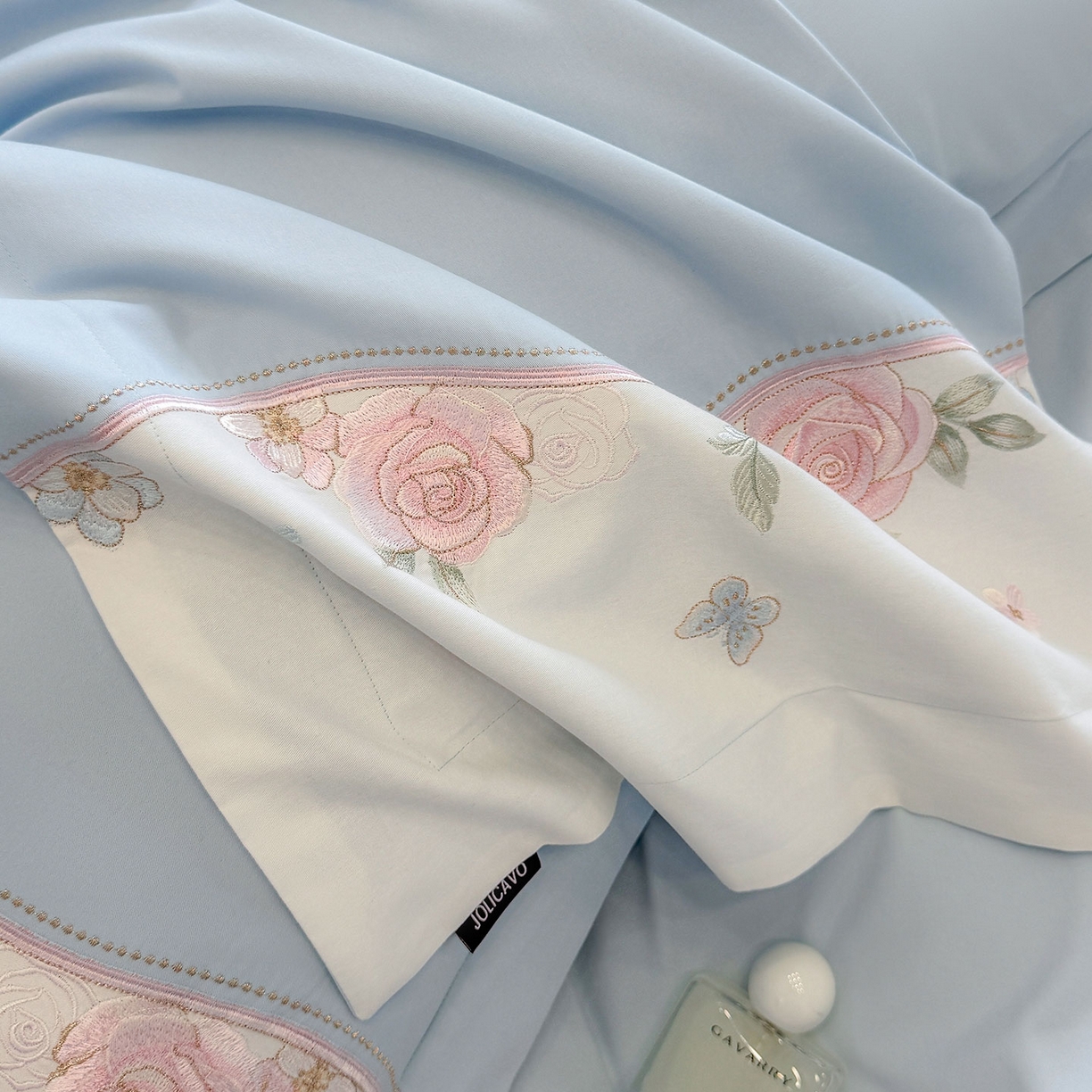 91家纺网 家纺一手货源 找家纺 乔利卡沃 2025新款直播爆款A类加厚保暖全棉纯棉磨毛四件套纯棉重工刺绣被套冬季床上用品 绮影-天空蓝