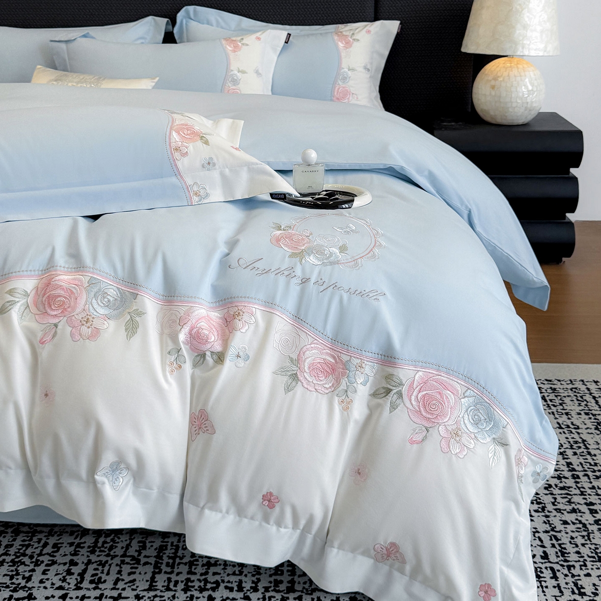 91家纺网 家纺一手货源 找家纺 乔利卡沃 2025新款直播爆款A类加厚保暖全棉纯棉磨毛四件套纯棉重工刺绣被套冬季床上用品 绮影-天空蓝