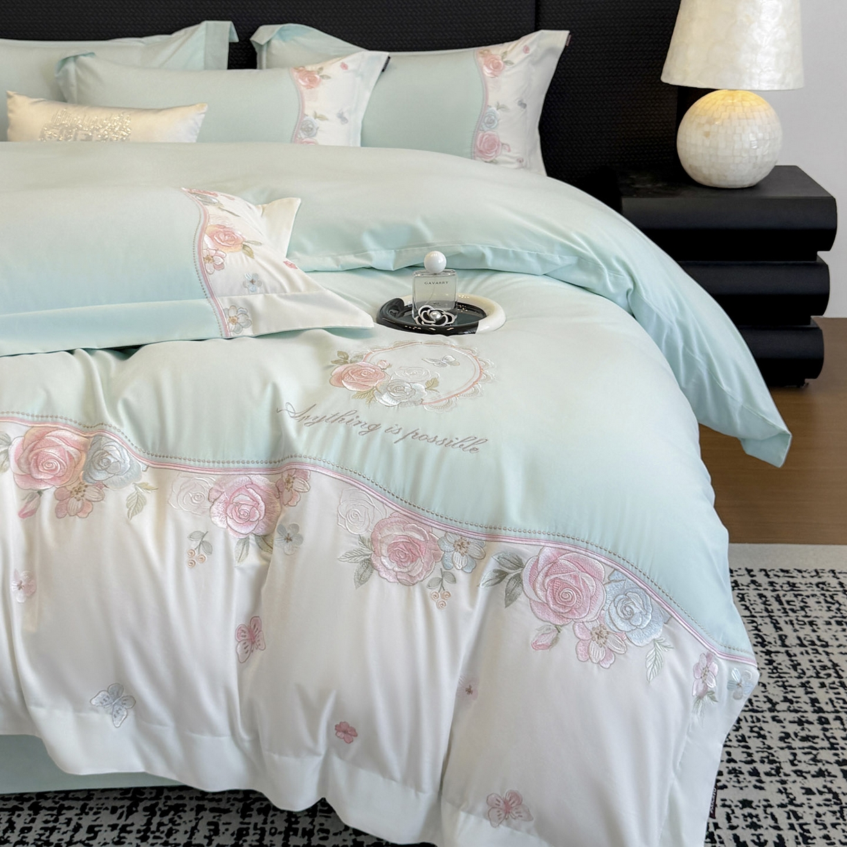 91家纺网 家纺一手货源 找家纺 乔利卡沃 2025新款直播爆款A类加厚保暖全棉纯棉磨毛四件套纯棉重工刺绣被套冬季床上用品 绮影-冰清绿