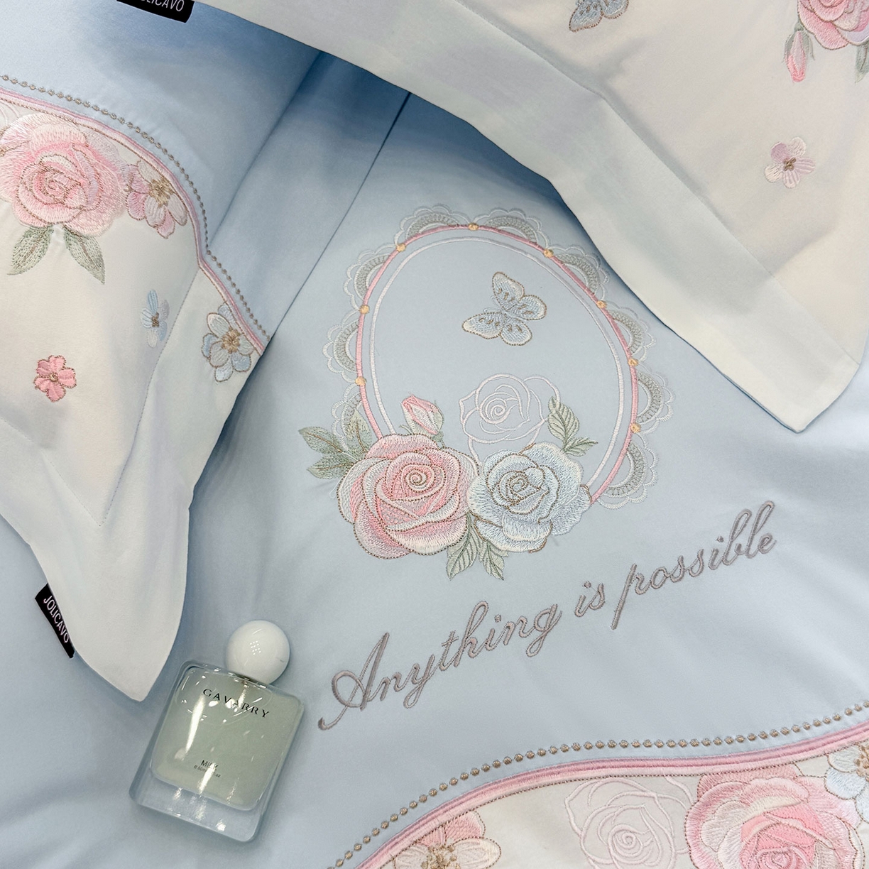 91家纺网 家纺一手货源 找家纺 乔利卡沃 2025新款直播爆款A类加厚保暖全棉纯棉磨毛四件套纯棉重工刺绣被套冬季床上用品 绮影-天空蓝