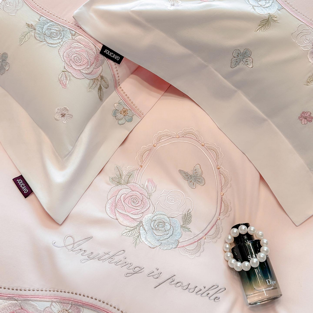 91家纺网 家纺一手货源 找家纺 乔利卡沃 2025新款直播爆款A类加厚保暖全棉纯棉磨毛四件套纯棉重工刺绣被套冬季床上用品 绮影-初恋粉