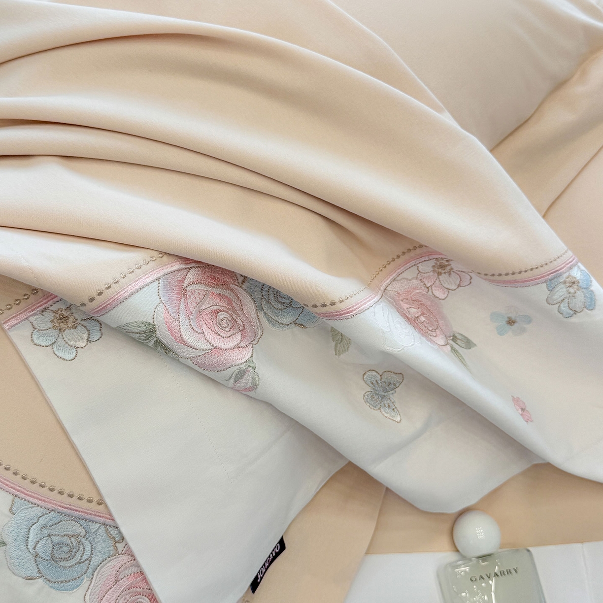 91家纺网 家纺一手货源 找家纺 乔利卡沃 2025新款直播爆款A类加厚保暖全棉纯棉磨毛四件套纯棉重工刺绣被套冬季床上用品 绮影-美人杏