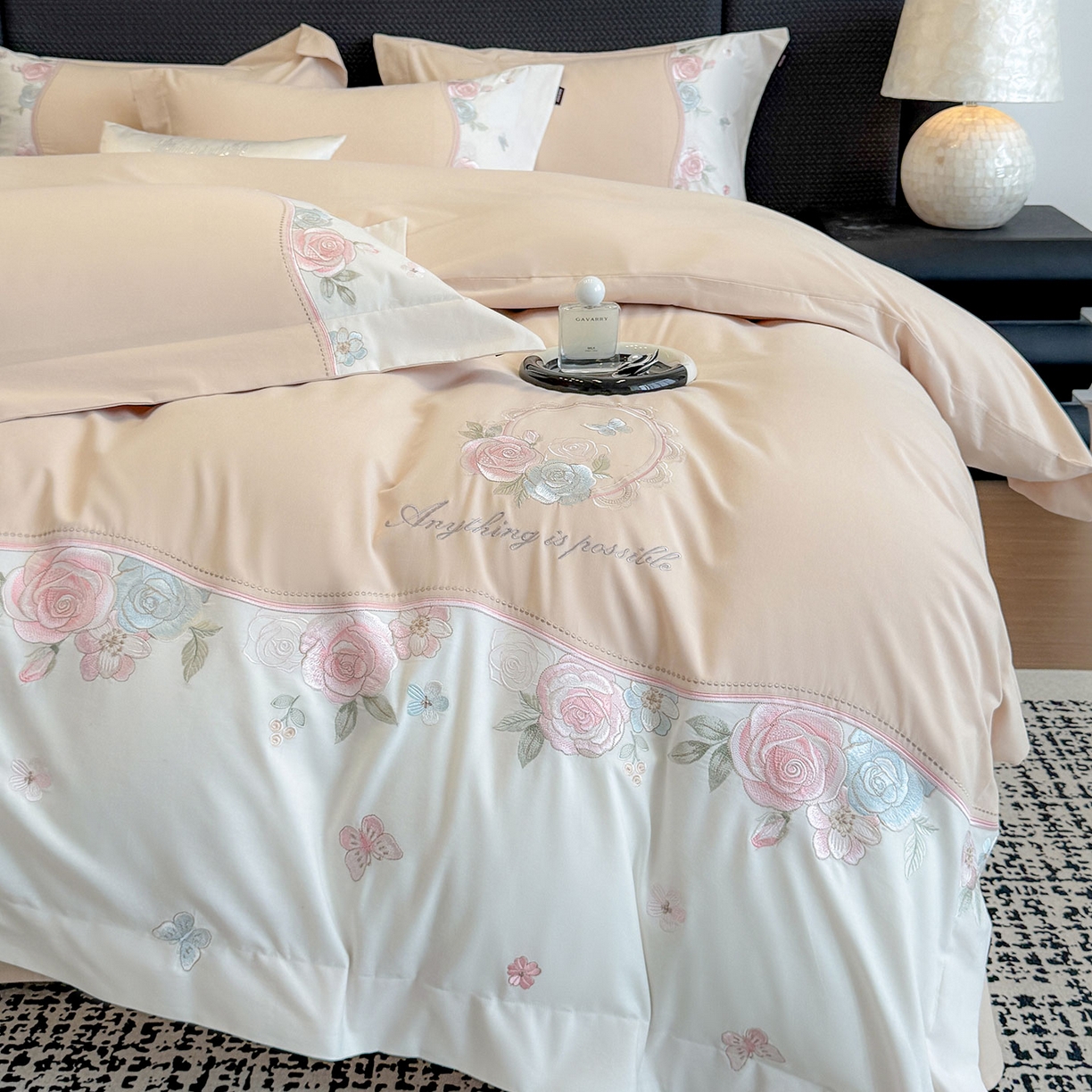 91家纺网 家纺一手货源 找家纺 乔利卡沃 2025新款直播爆款A类加厚保暖全棉纯棉磨毛四件套纯棉重工刺绣被套冬季床上用品 绮影-美人杏