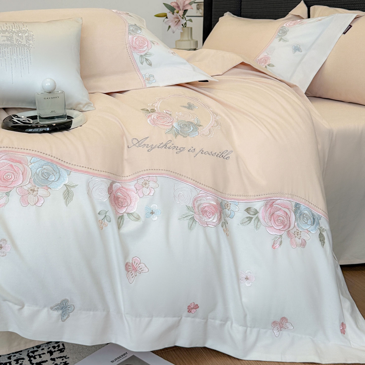 91家纺网 家纺一手货源 找家纺 乔利卡沃 2025新款直播爆款A类加厚保暖全棉纯棉磨毛四件套纯棉重工刺绣被套冬季床上用品 绮影-美人杏