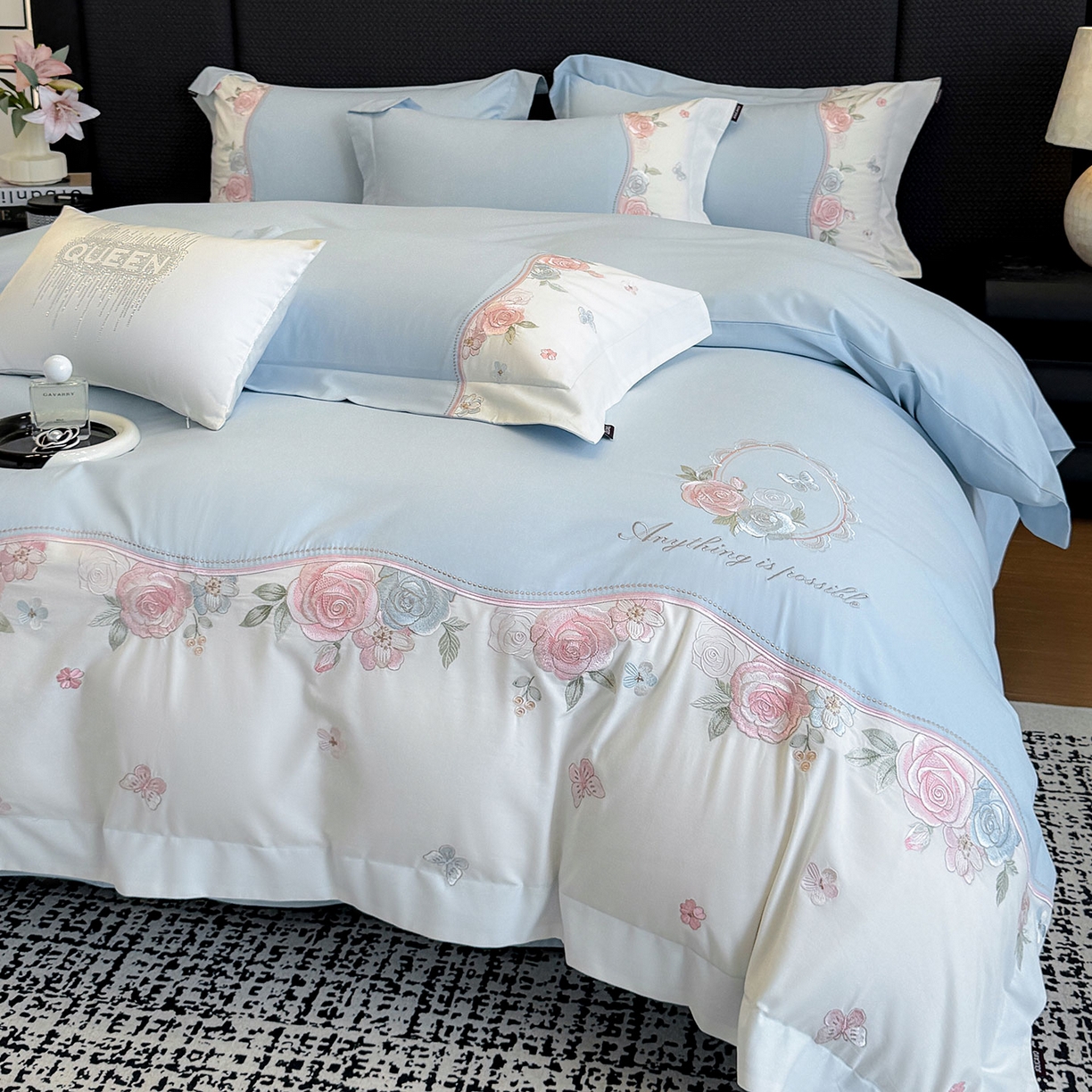 91家纺网 家纺一手货源 找家纺 乔利卡沃 2025新款直播爆款A类加厚保暖全棉纯棉磨毛四件套纯棉重工刺绣被套冬季床上用品 绮影-天空蓝