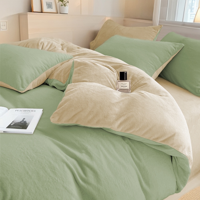 91家纺网 家纺一手货源 找家纺 维娜斯家纺 2025新款双拼牛奶绒四件套加厚保暖舒适裸睡 绿色+奶白