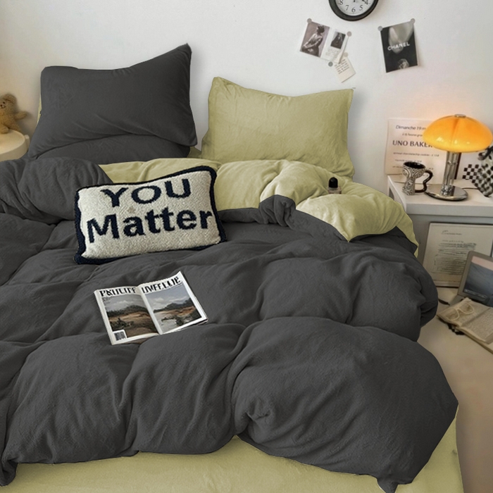 91家纺网 家纺一手货源 找家纺 维娜斯家纺 2025新款双拼牛奶绒四件套加厚保暖舒适裸睡 深灰+绿色