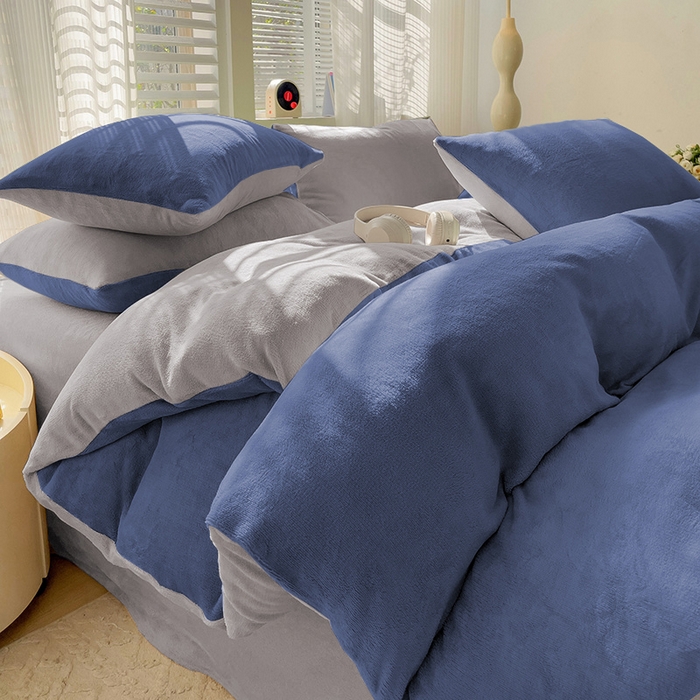91家纺网 家纺一手货源 找家纺 维娜斯家纺 2025新款双拼牛奶绒四件套加厚保暖舒适裸睡 宾利蓝+浅灰