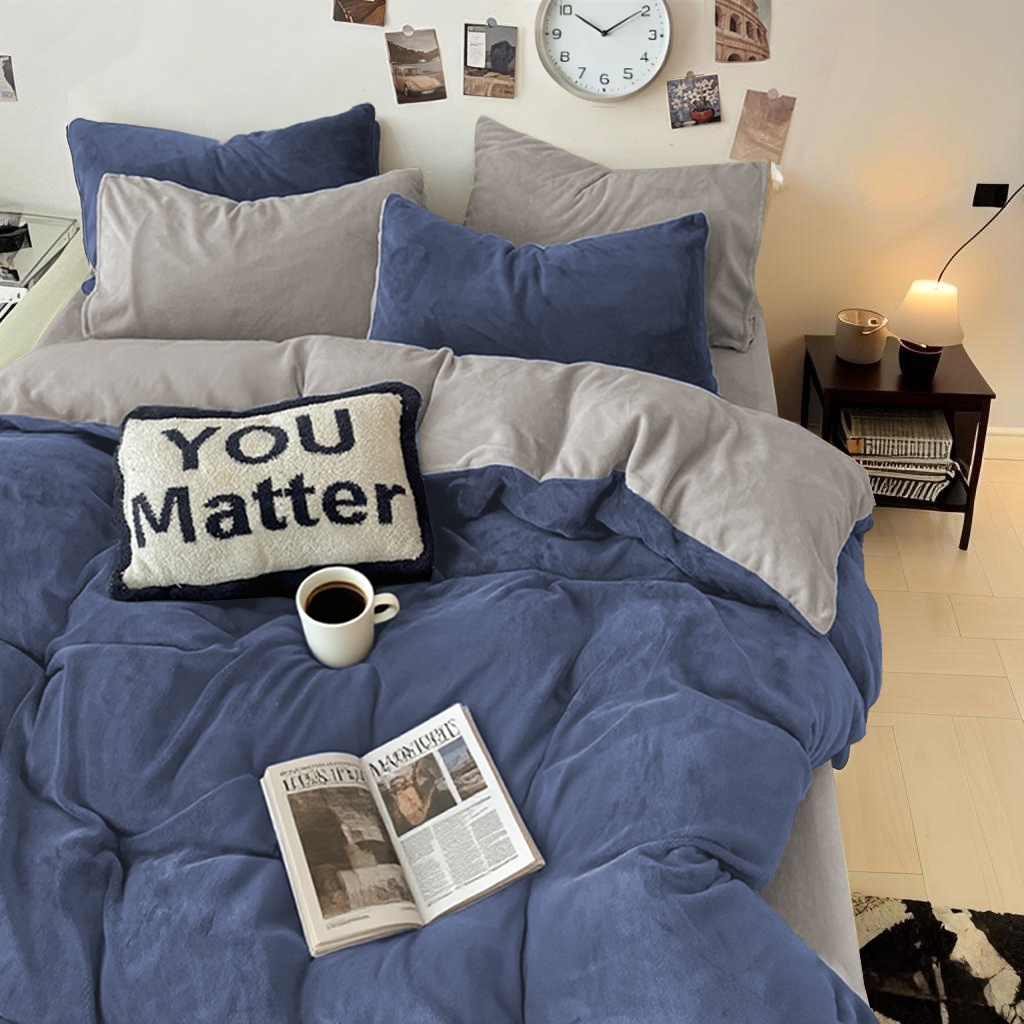 91家纺网 家纺一手货源 找家纺 维娜斯家纺 2025新款双拼牛奶绒四件套加厚保暖舒适裸睡 宾利蓝+浅灰