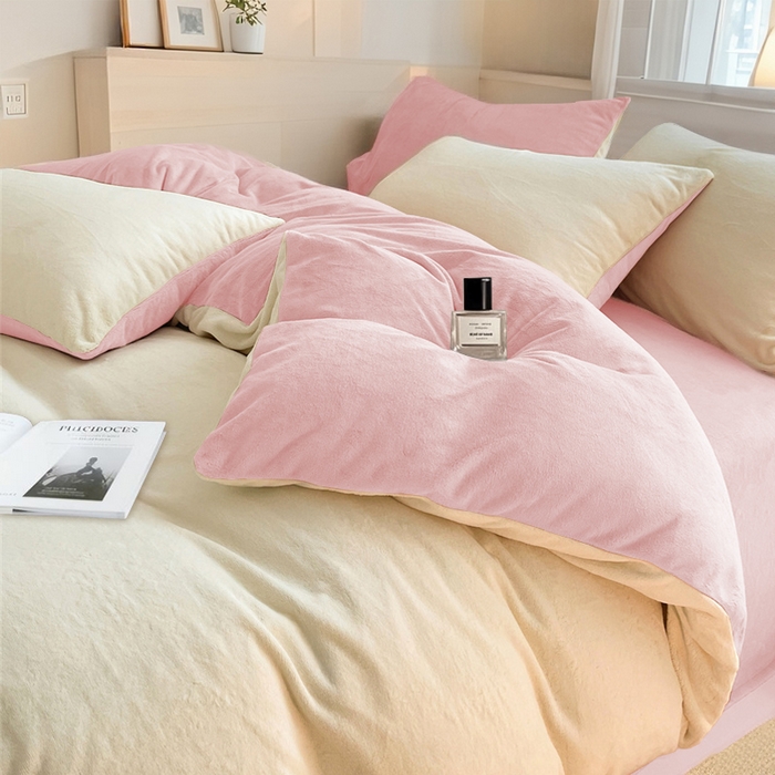 91家纺网 家纺一手货源 找家纺 维娜斯家纺 2025新款双拼牛奶绒四件套加厚保暖舒适裸睡 奶白+粉色