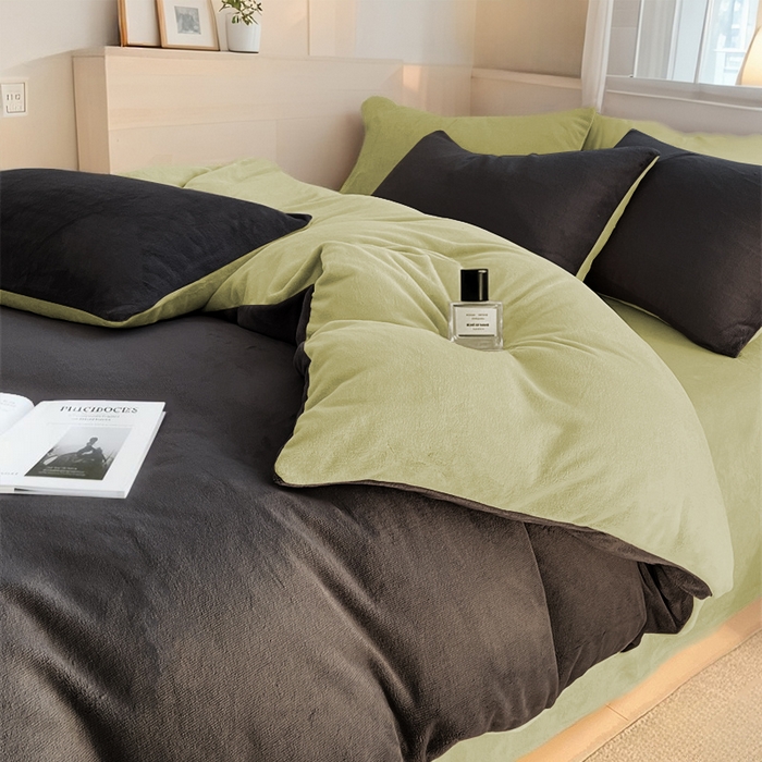 91家纺网 家纺一手货源 找家纺 维娜斯家纺 2025新款双拼牛奶绒四件套加厚保暖舒适裸睡 深灰+绿色