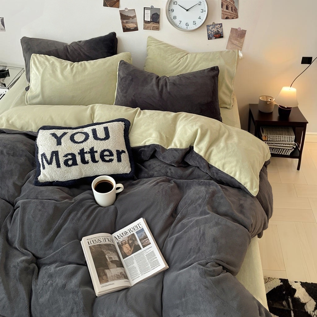 91家纺网 家纺一手货源 找家纺 维娜斯家纺 2025新款双拼牛奶绒四件套加厚保暖舒适裸睡 深灰+绿色