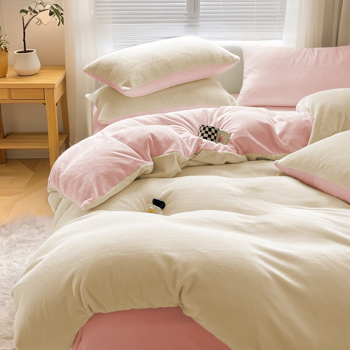 91家纺网 家纺一手货源 找家纺 维娜斯家纺 2025新款双拼牛奶绒四件套加厚保暖舒适裸睡 奶白+粉色