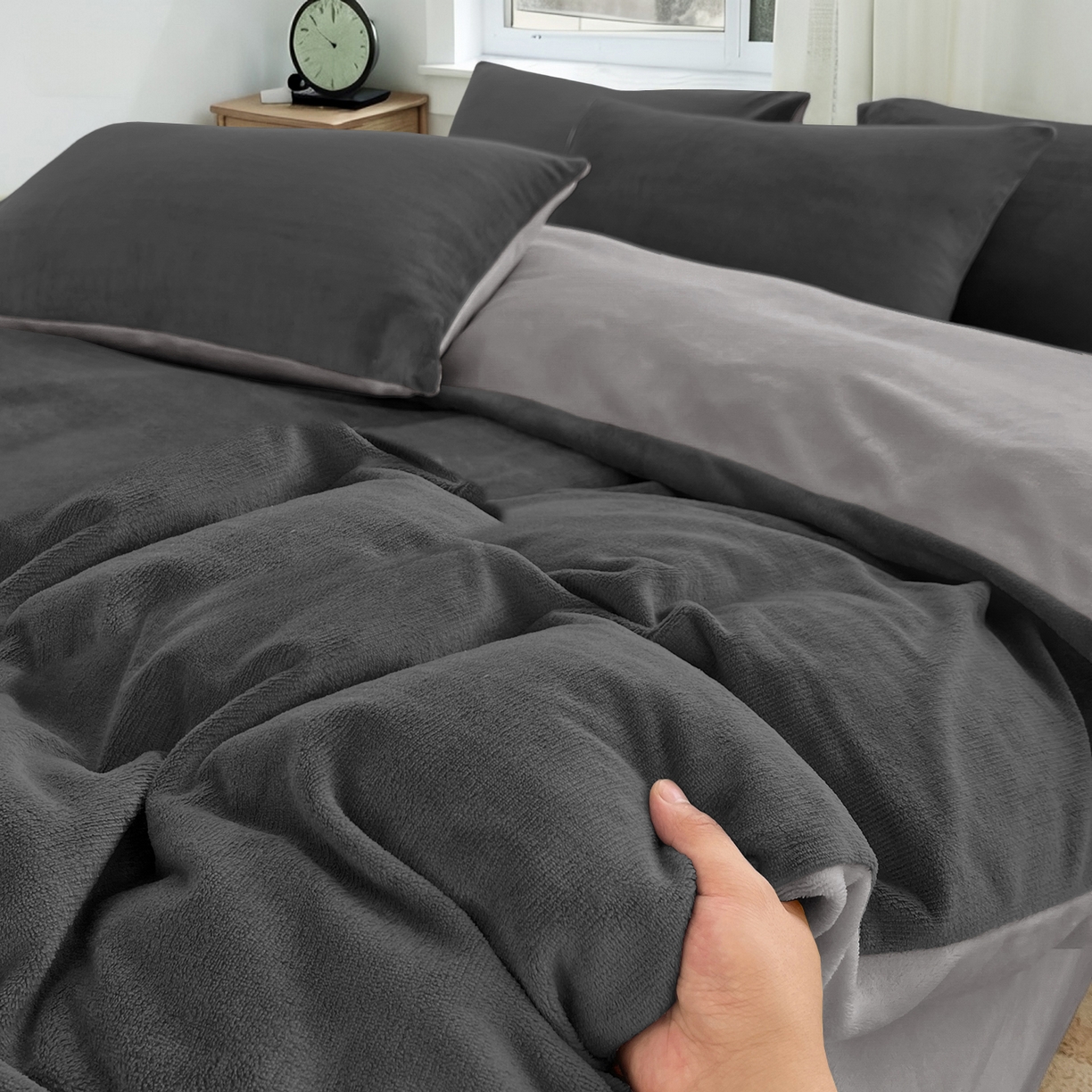 91家纺网 家纺一手货源 找家纺 维娜斯家纺 2025新款双拼牛奶绒四件套加厚保暖舒适裸睡 深灰+浅灰